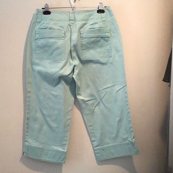 Aqua Capris Size 6  Front and Back Pockets - Picture 2 of 2